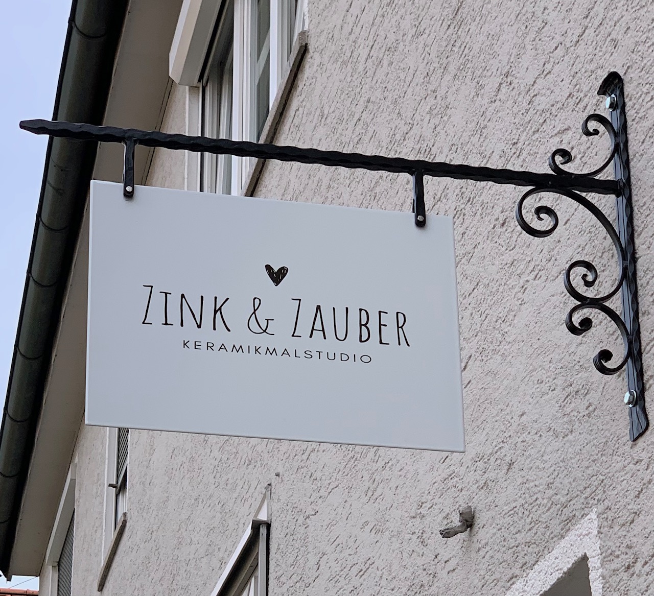 auwaerter-emailschilder-werbeschilder-Auslegerschild_ZinkUndZauber