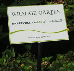 WRAGGE-Gärten Hinweistafel mit Erdspieß für die von der Firma WRAGGE gestalteten Gärten, gefertigt von Auwärter Emailschilder