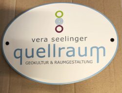 Vera Seelinger quellraum Firmenschild für Vera Seelinger mit Logo "quellraum"
