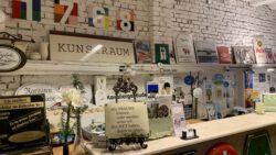 Viele Musterschilder im SchauRaum